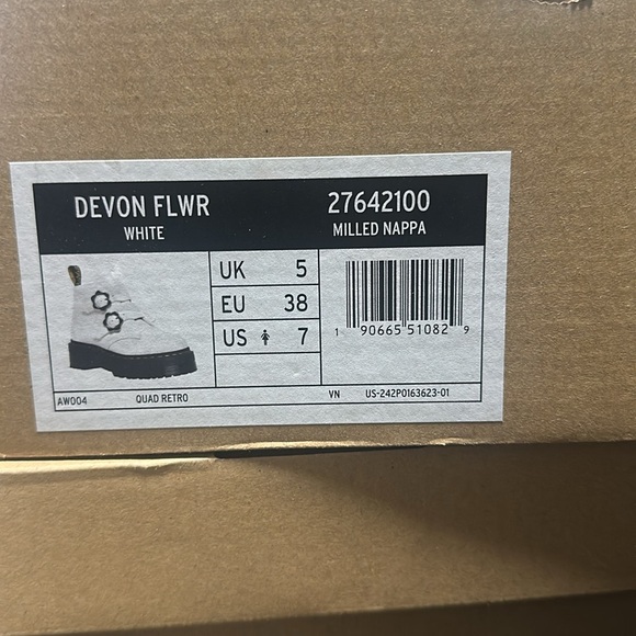 Size 7, Doc Martens white never been worn - Picture 2 of 7